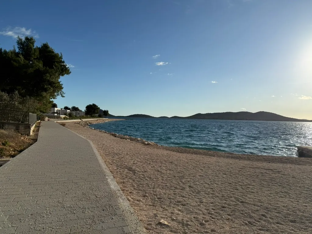 Drage beaches: pebbles, shade and clear water